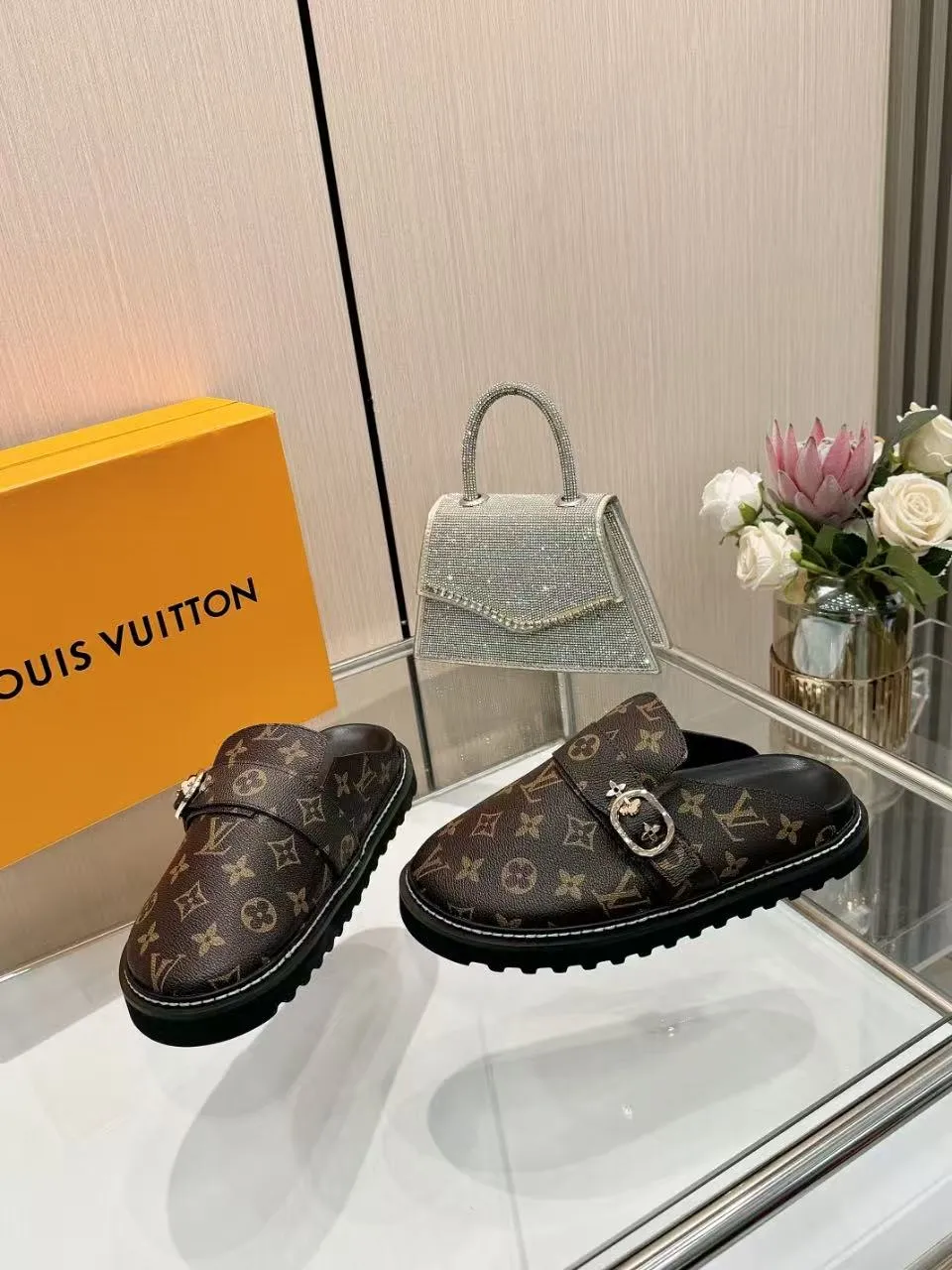 👟👟Ex-factory price 440👟👟 lv's new Baotou half-drag winterbreak comfert flat slippers lv letter and monogram floral embellished leather pattern, with sheepskin lining, suitable for indoor and outdoor wear. The water table is made of high-density foam material, which is light and comfortable. The sole has a certain thickness and the heightening effect is also good! Boutique size:35-46